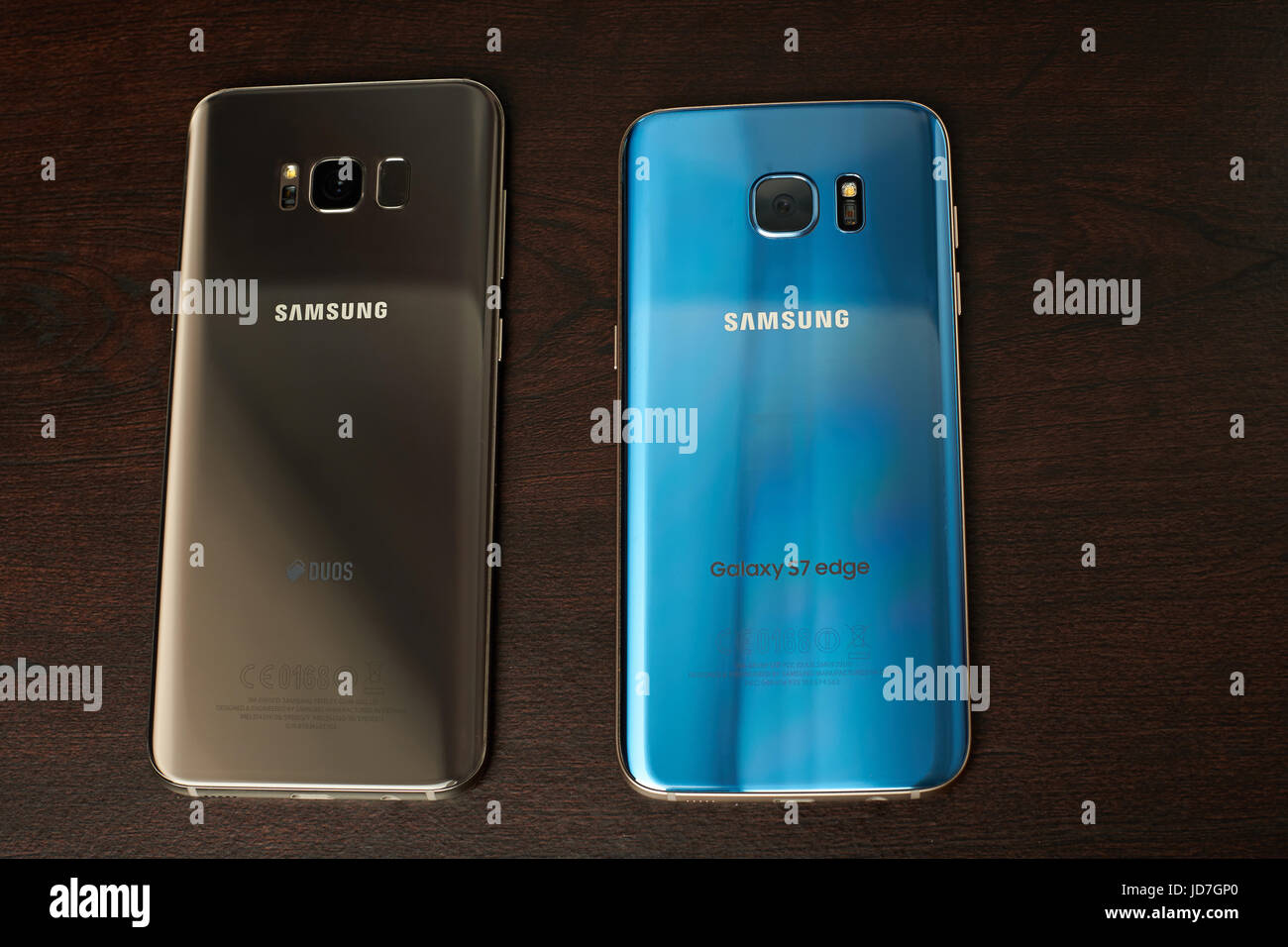 New York, USA – 13. Juni 2017: Gold und blau plus Samsung s8 und s7 Rand Smartphone auf dunklen Holzoberfläche Stockfoto