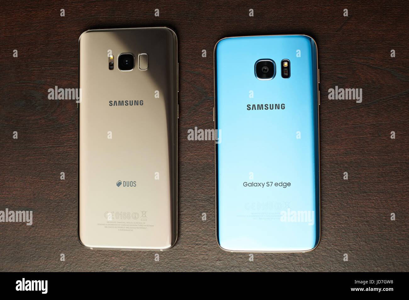 New York, USA – 13. Juni 2017: S7 Rand und Samsung s8 plus Smartphone Vergleich der Rückseiten Stockfoto