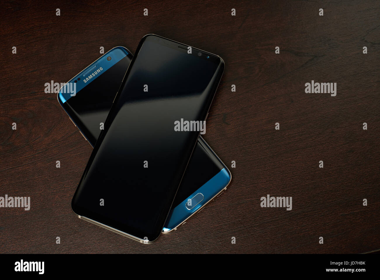 New York, USA – 13. Juni 2017: Samsung + s8 und s7 Rand Smartphone legen auf Holztisch Stockfoto