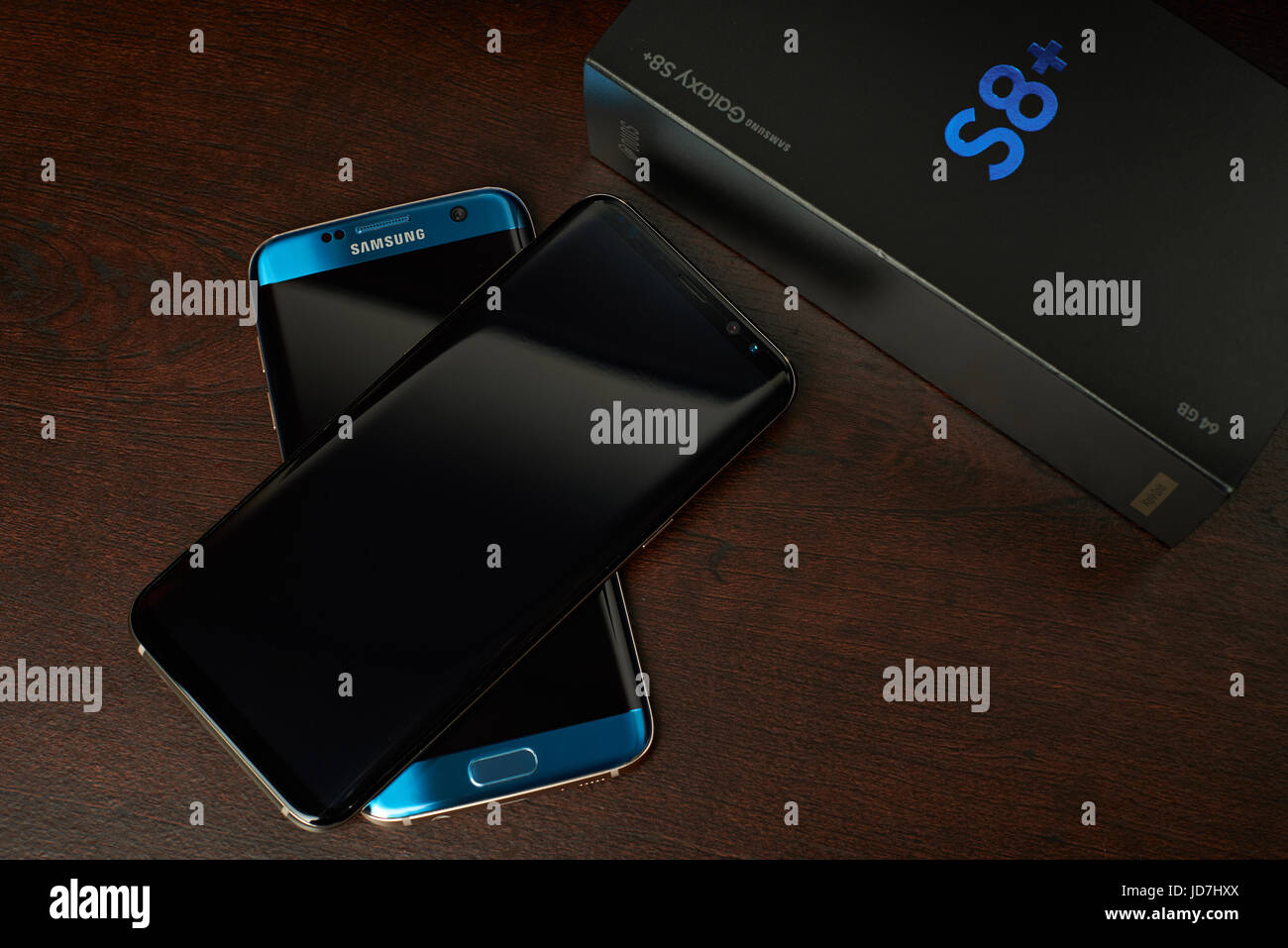 New York, USA – 13. Juni 2017: Samsung S8 Ersatz S7 Kante mit Box auf dunklen Holzoberfläche Stockfoto