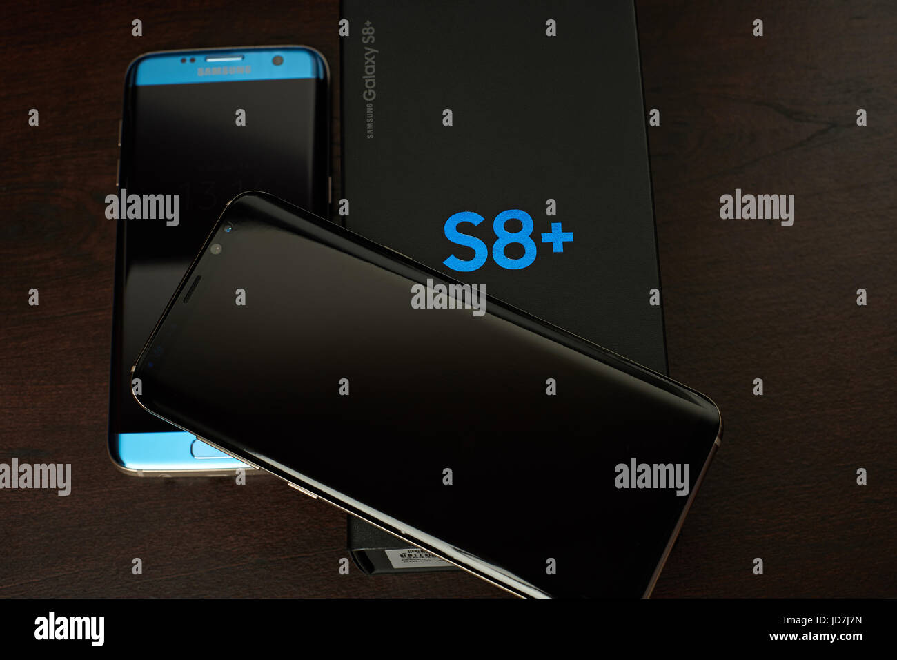 New York, USA – 13. Juni 2017: Samsung s8 plus Smartphone lag auf dunklen braunen Holztisch Ansicht von oben mit Box Stockfoto