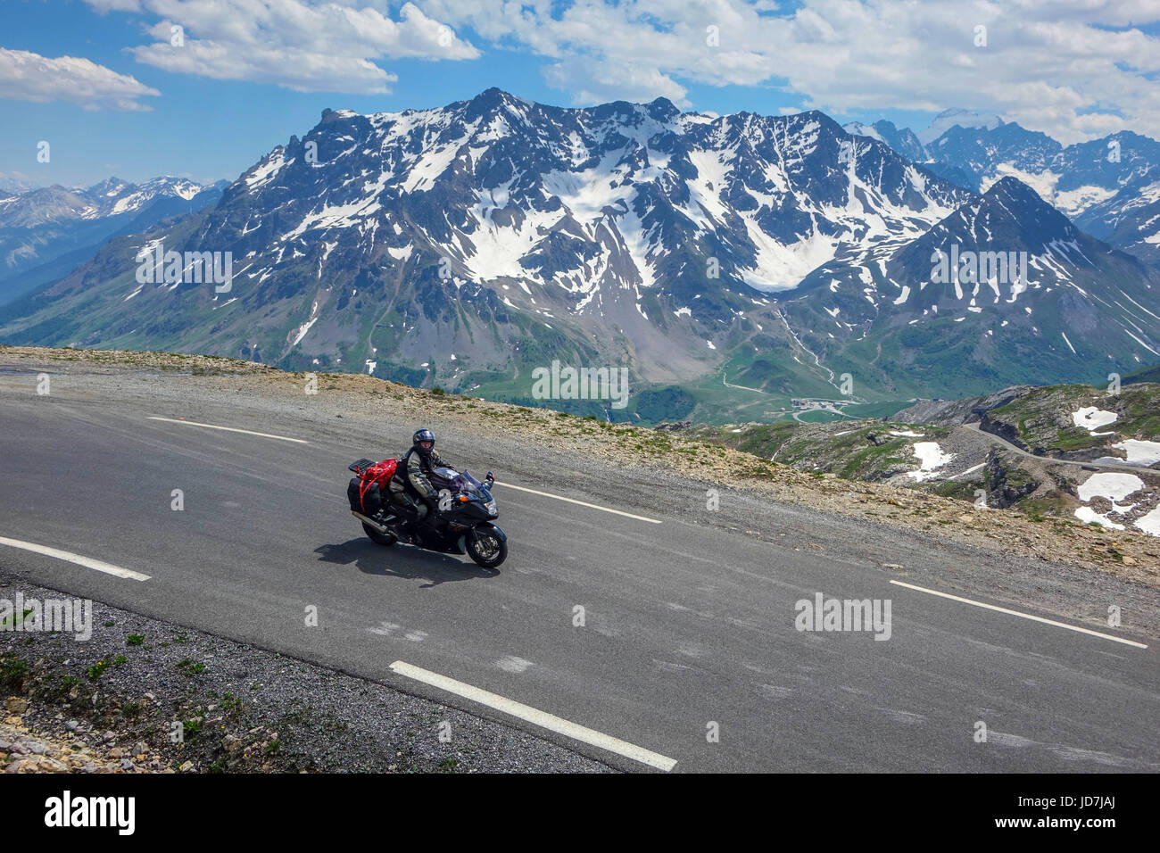 Motorradfahrer auf den Col de Galibier, Frankreich Stockfoto