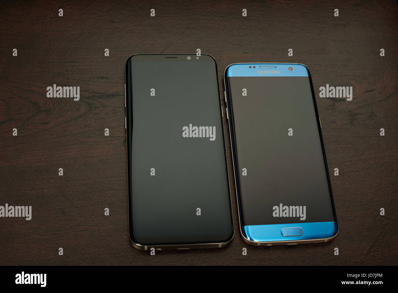 New York, USA – 13. Juni 2017: Samsung letzen Smartphones Comparation Verlegung auf dunklen Holztisch Stockfoto