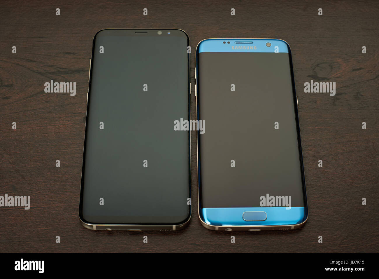 New York, USA – 13. Juni 2017: Plus Samsung s8 und s7 Rand lag auf dunklen braunen Holztisch Ansicht von oben Stockfoto