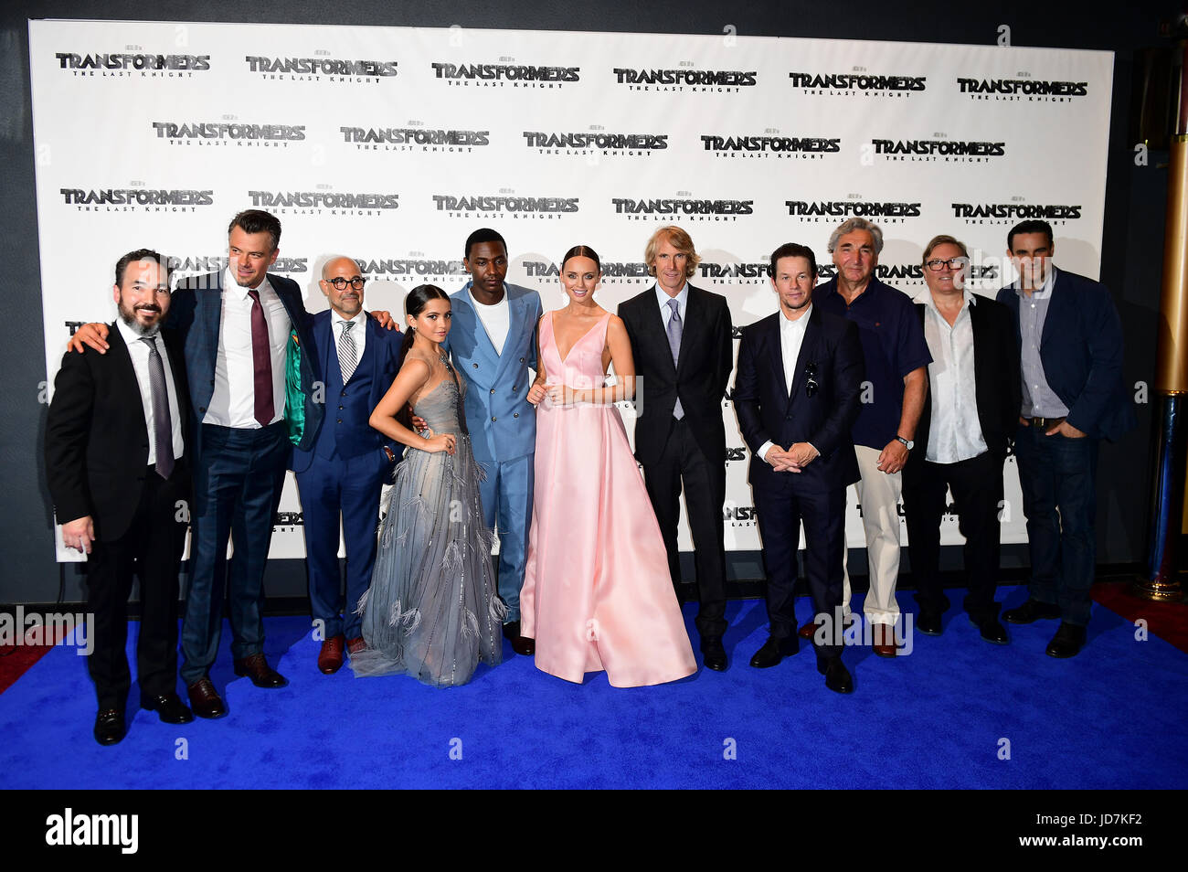 Steve Jablonsky, Josh Duhamel, Standley Tucci, Isabela Moner, Jerrod Carmichael, Laura Haddock, Michael Bay, Mark Wahlberg, Jim Carter, Lorenzo di Bonaventura und Mark Vahradian Ankunft für Transformatoren: die letzten Ritter Welt-Premiere im Cineworld am Leicester Square in London statt. Stockfoto