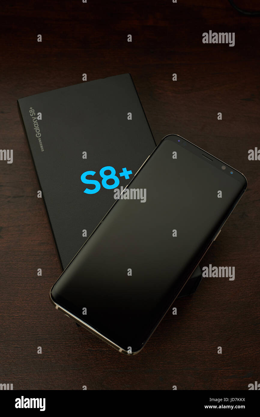 New York, USA - 12. Juni 2017: Neue Samsung s8 + Box mit Telefon auf dunklen Holztisch Hintergrund Stockfoto
