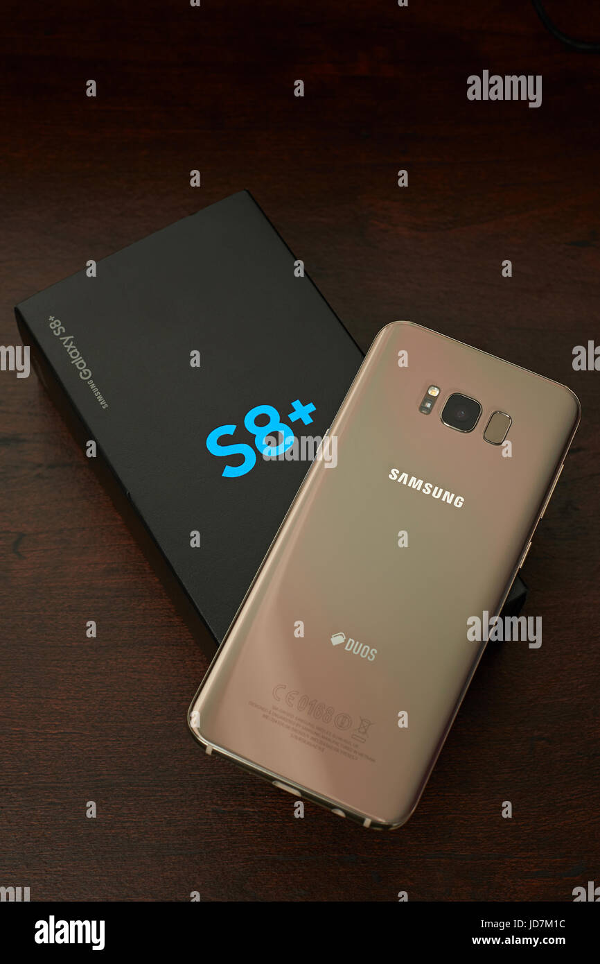 New York, USA – 13. Juni 2017: Auspacken neue Samsung s8 + Handy. Schachtel mit neuem Smartphone Samsung Galaxy s8 plus Ahorn Gold Farbe Stockfoto