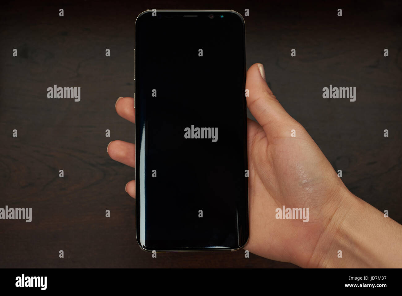 New York, USA – 13. Juni 2017: Samsung s8 plus Smartphone in der hand close-up auf Holztisch Hintergrund Stockfoto