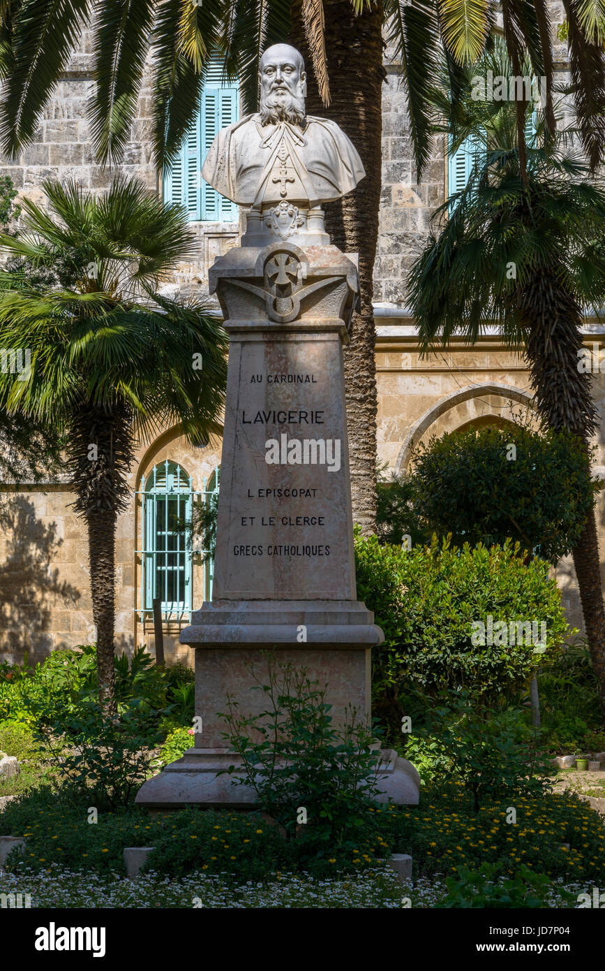 JERUSALEM, ISRAEL - 18. April 2015: Das Denkmal für Kardinal Lavigerie im schattigen Garten des St. Anne Church befindet sich am Anfang der Via Dolorosa im Stockfoto