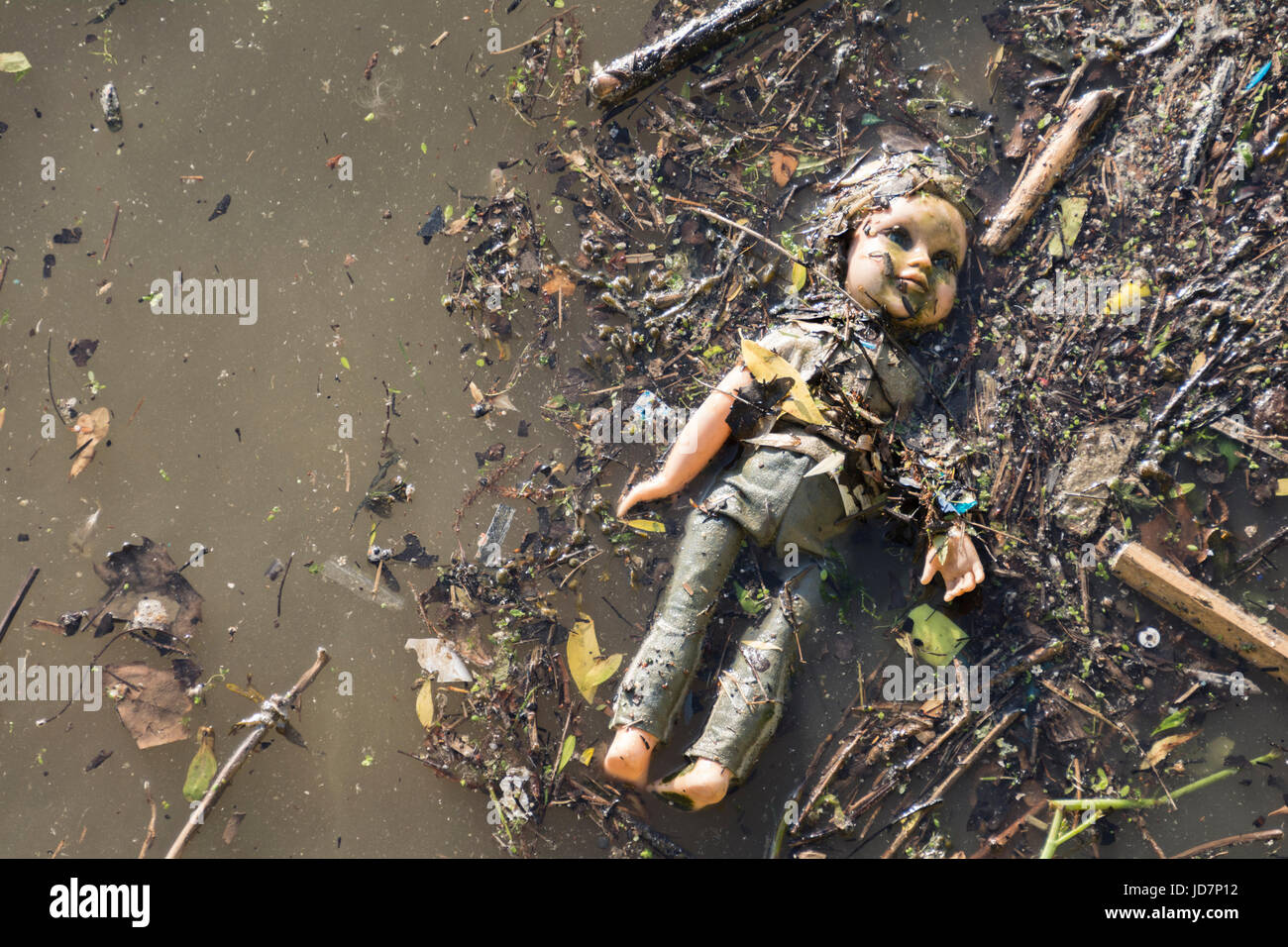 Ein Kind Puppe tristement schweben in der Themse, London, UK Stockfoto