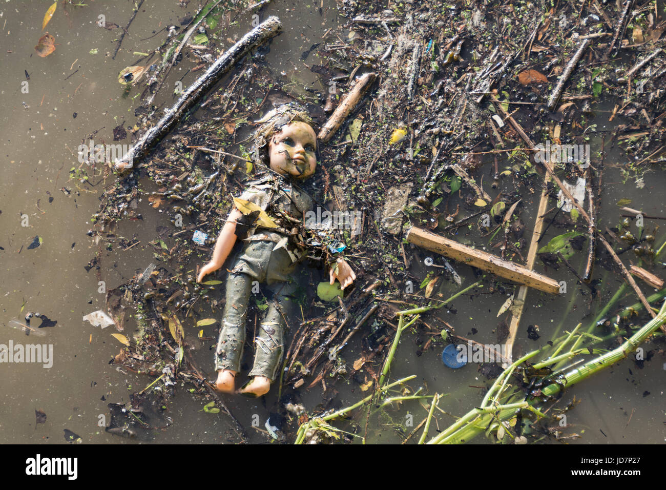 Ein Kind Puppe tristement schweben in der Themse, London, UK Stockfoto