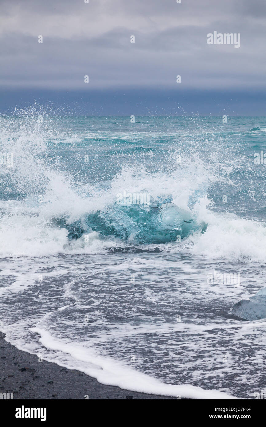 Große Stücke von Gletschereis wird an einem Strand an der Jökulsárlón Lagune in Island angespült Stockfoto