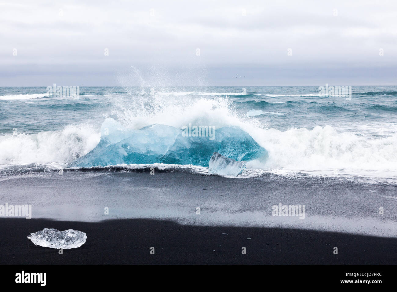 Große Stücke von Gletschereis wird an einem Strand an der Jökulsárlón Lagune in Island angespült Stockfoto