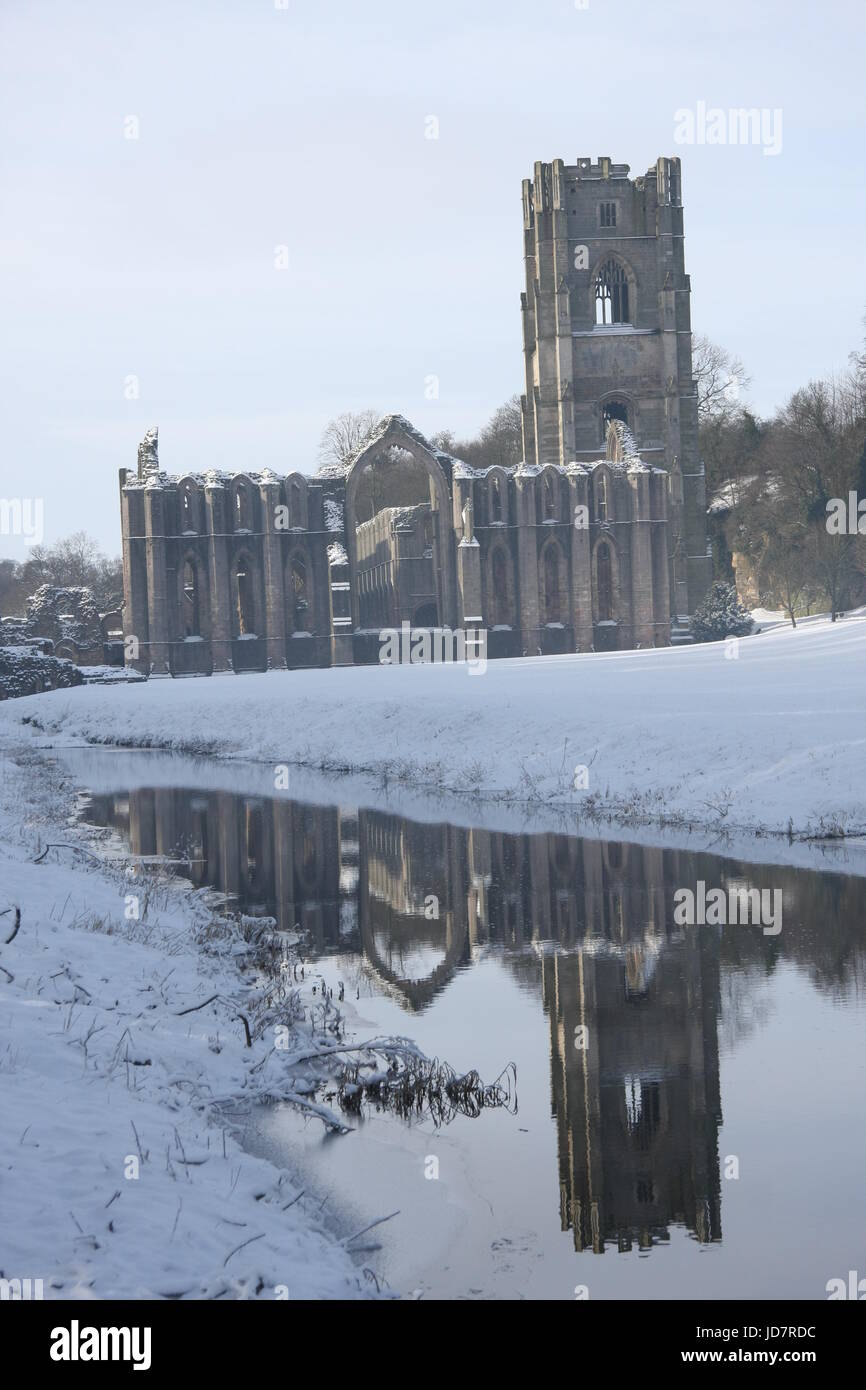 Brunnen der Abtei im Schnee, North Yorkshire, UK Stockfoto