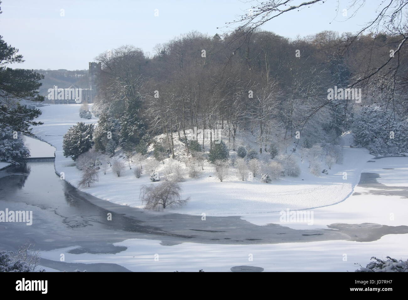 Brunnen der Abtei im Schnee, North Yorkshire, UK Stockfoto