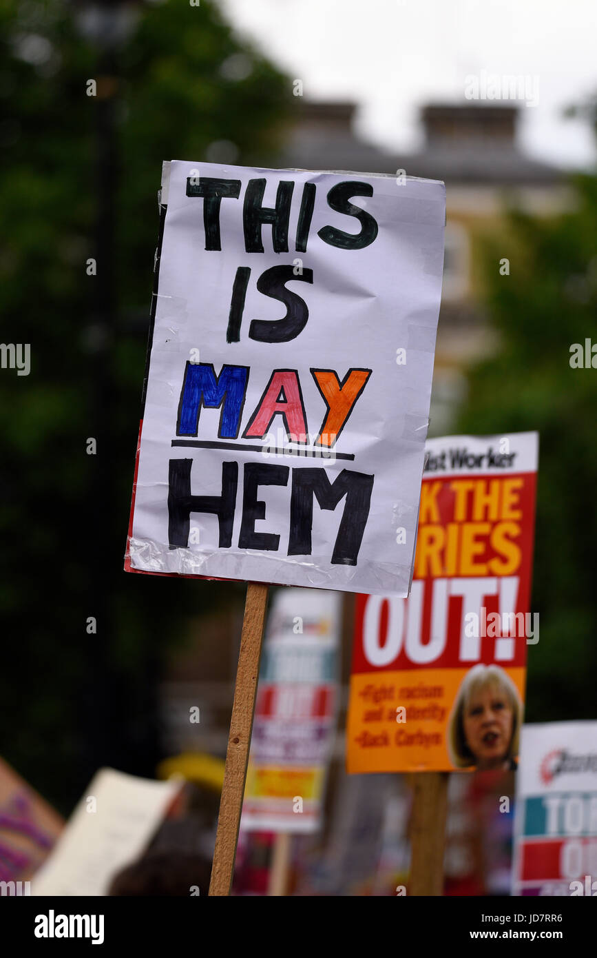 Anti-Tory-DUP-Allianz-Demonstration vor der Downing Street in Whitehall, London. Plakate und Demonstranten. Mag hem, Chaos Stockfoto