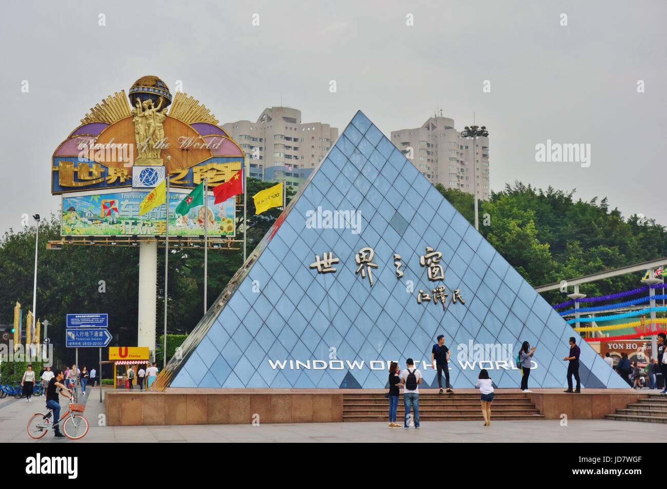 Ansicht des Fensters von World Theme Park befindet sich in Shenzhen, Volksrepublik China. Freuen Sie sich auf Reproduktionen von weltberühmten Sehenswürdigkeiten. Stockfoto