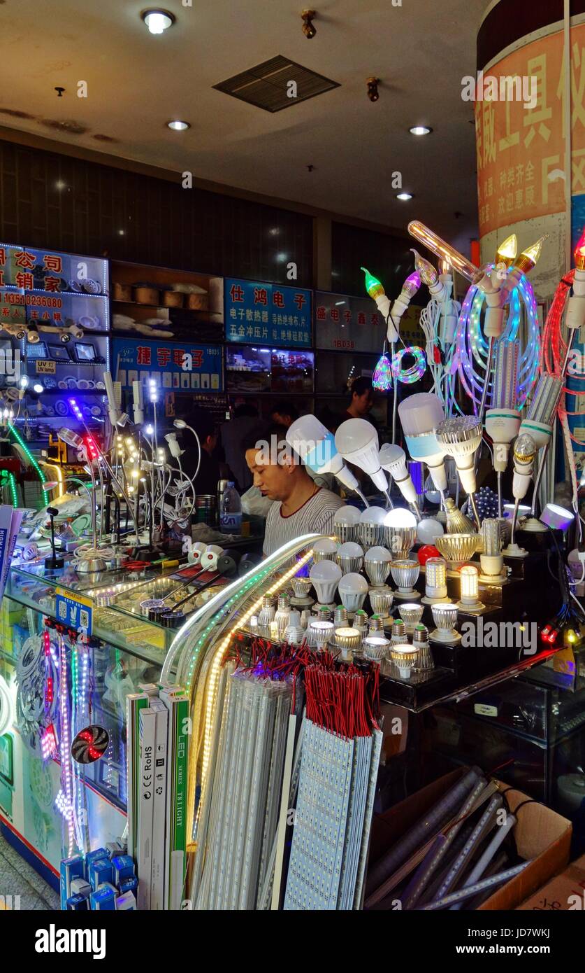 Blick auf Huaqiangbei, der größten Elektronik-Markt der Welt, befindet sich in Shenzhen, Volksrepublik China Stockfoto