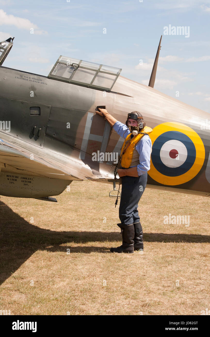 RAF Battle of Britain Pilot etwa in ein Hurrikan Kämpfer Klettern Stockfoto