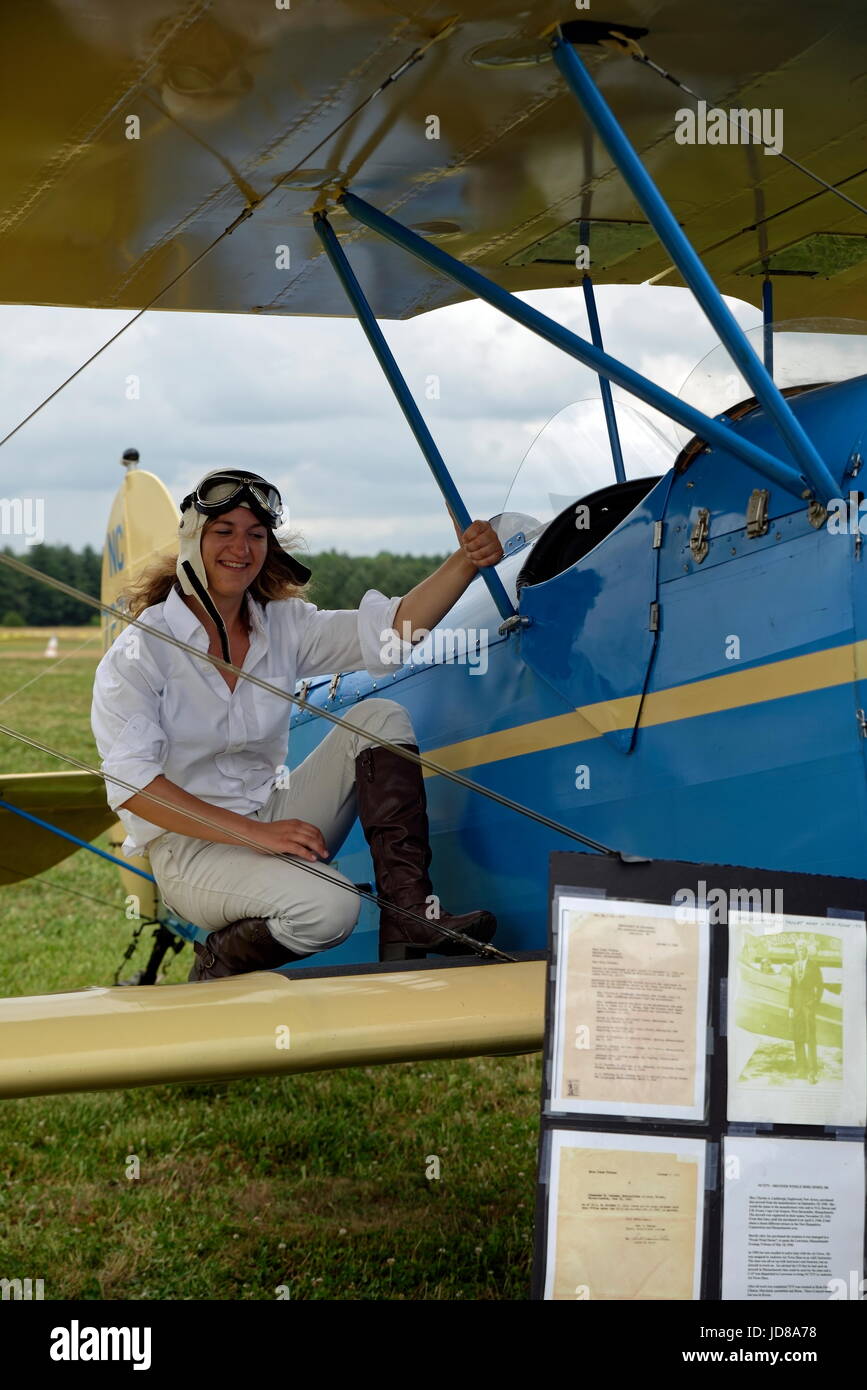Weibliche Pilotenreendarstellerin auf einem 1930 Bird BK, das Flugzeug gehörte ursprünglich Anne Morrow Lindbergh, der Ehefrau des berühmten Piloten Charles Lindbergh. Stockfoto