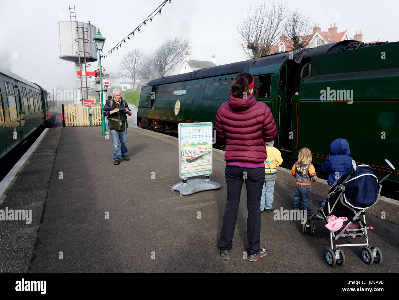 Familien und Kinder beobachten die Dampfzüge in Swanage auf der Swanage Steam Railway. Der Zug ist die Schlacht um England klasse Manston 34070 Stockfoto