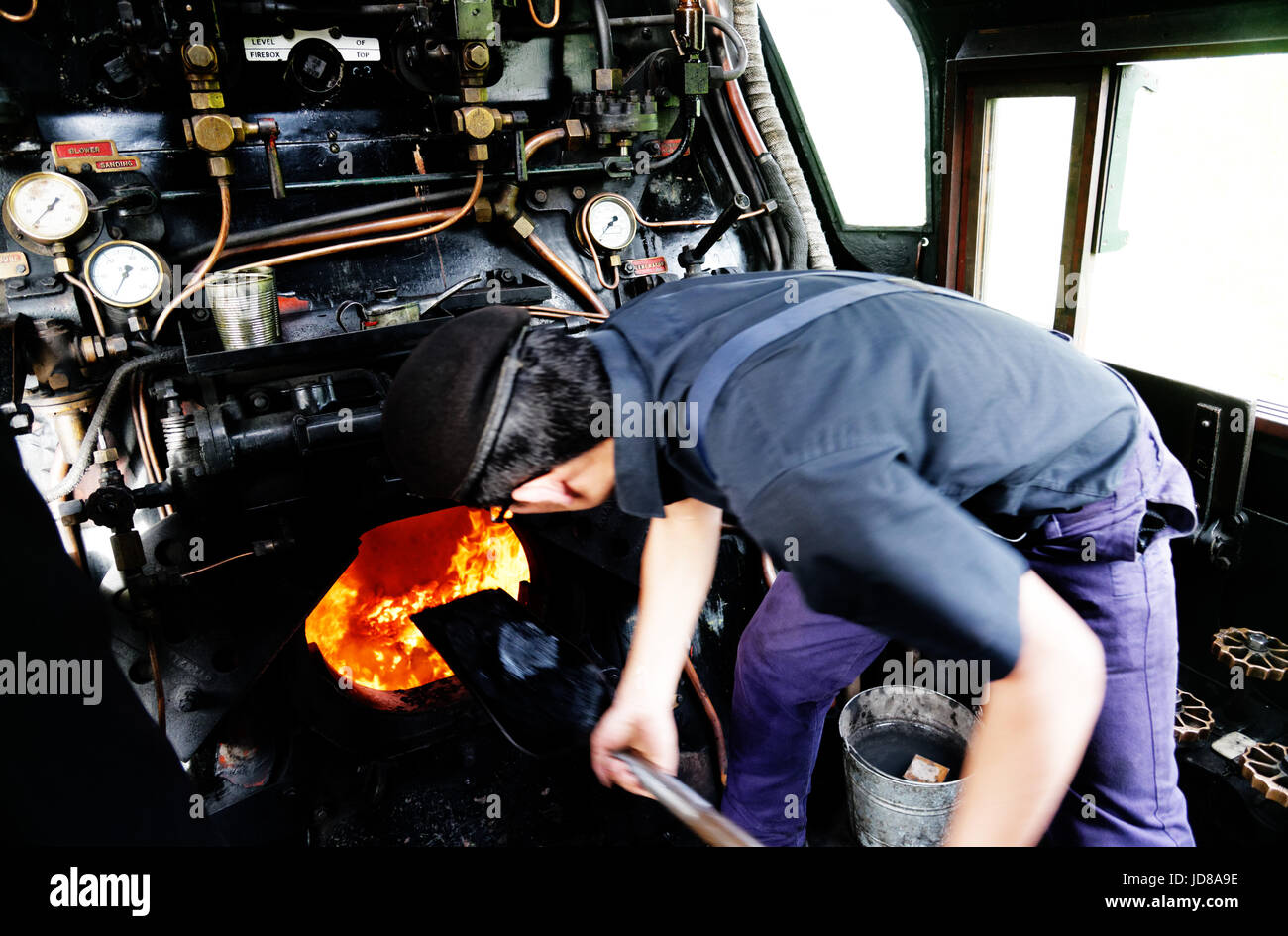 Heizer Kohle schaufeln in die Feuerbüchse auf die Schlacht um England klasse Lokomotive Manston 34070 Stockfoto