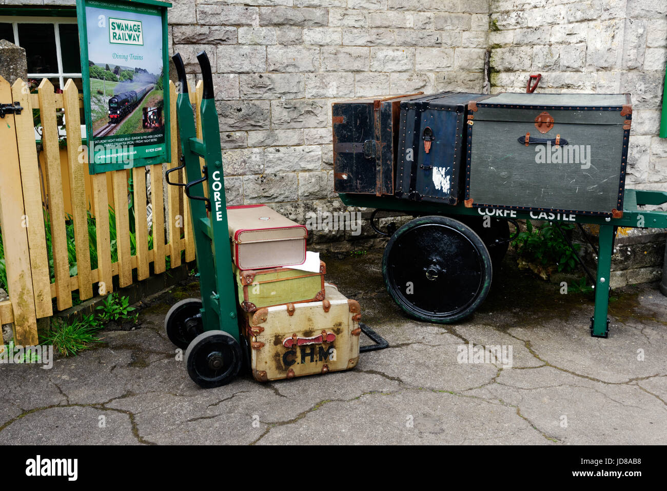 Alte Leitungen und Koffer auf der Plattform von Corfe Castle Station in Dorset Stockfoto