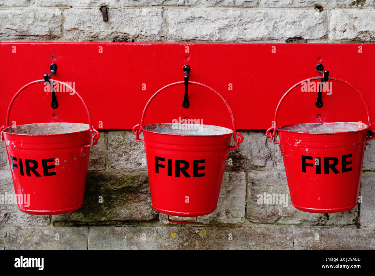 Drei helle rote Feuer Eimer Stockfoto