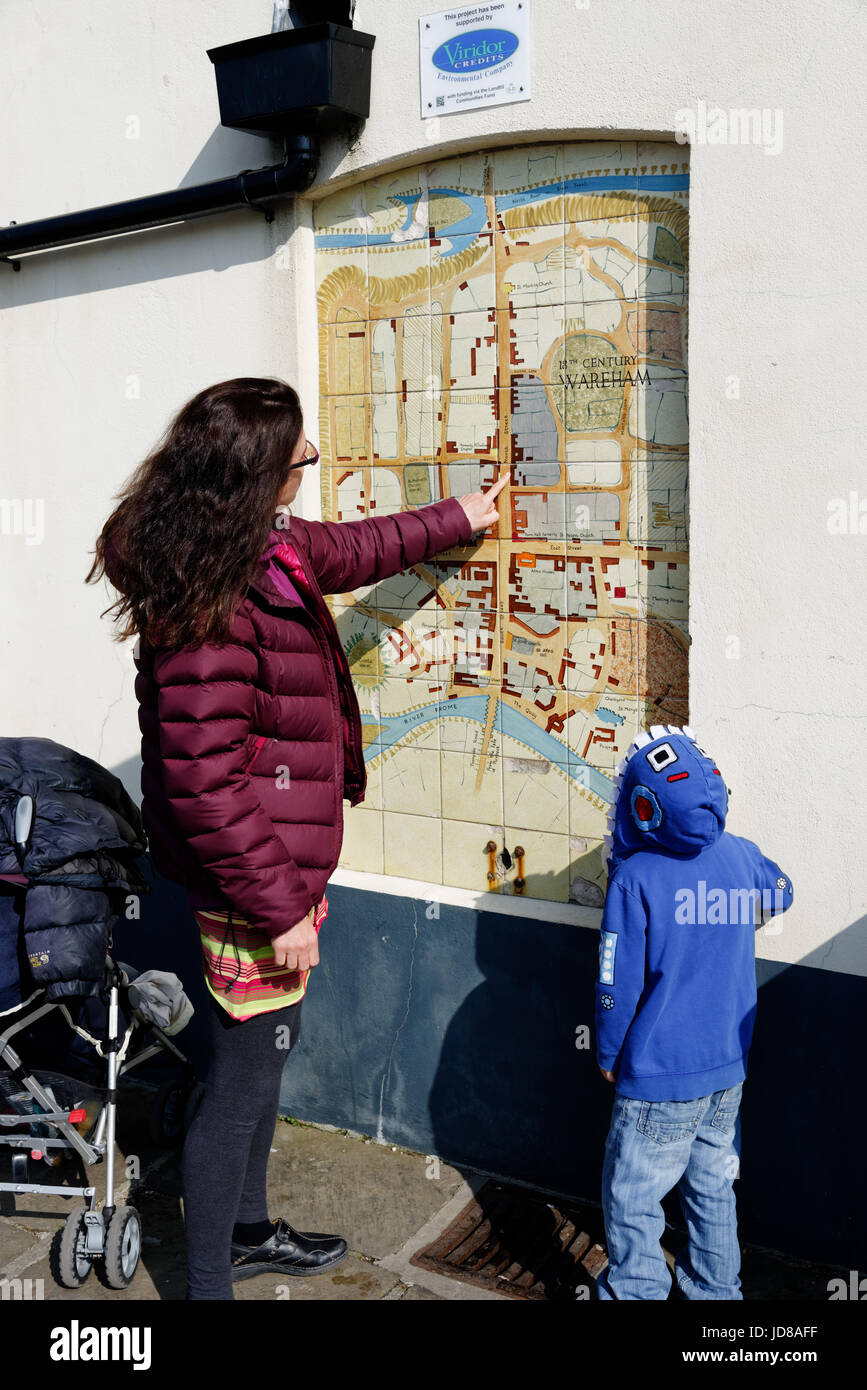 Eine Mutter ihren Sohn (5 Jahre alt) eine Landkarte von Poole in Dorset. Stockfoto