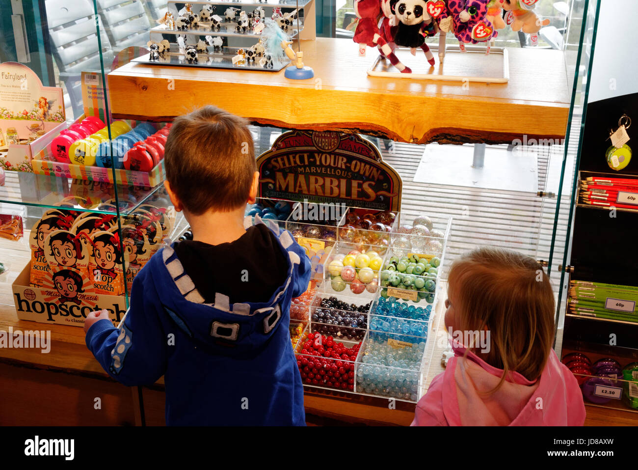 Zwei Kinder auf einem Display von Marmor Stockfoto