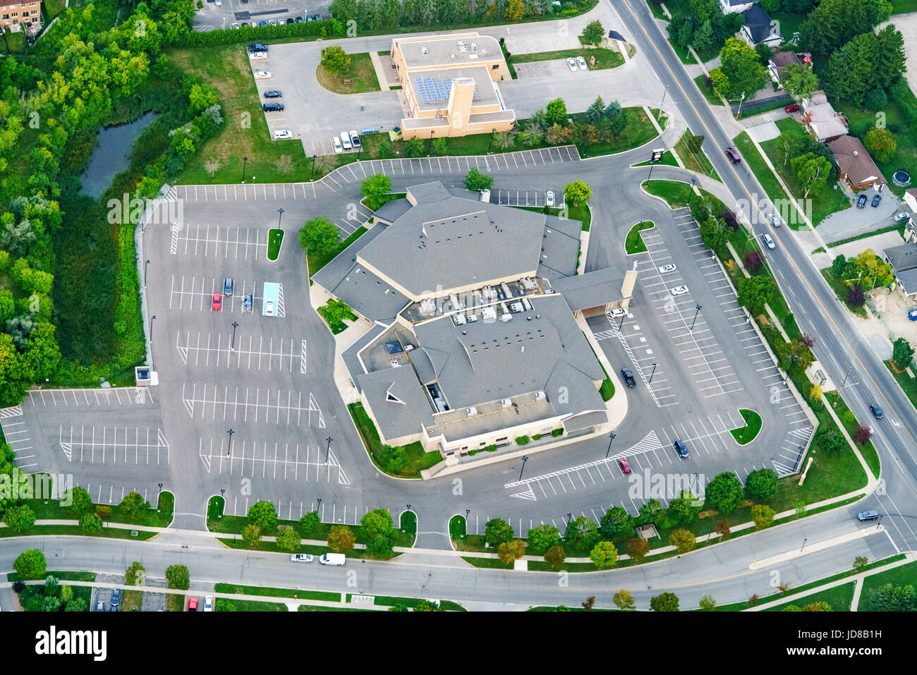 Großes Gebäude mit Parkplatz in einem Vorort von Toronto, Ontario, Kanada. Luftbild aus Ontario Kanada 2016 Stockfoto