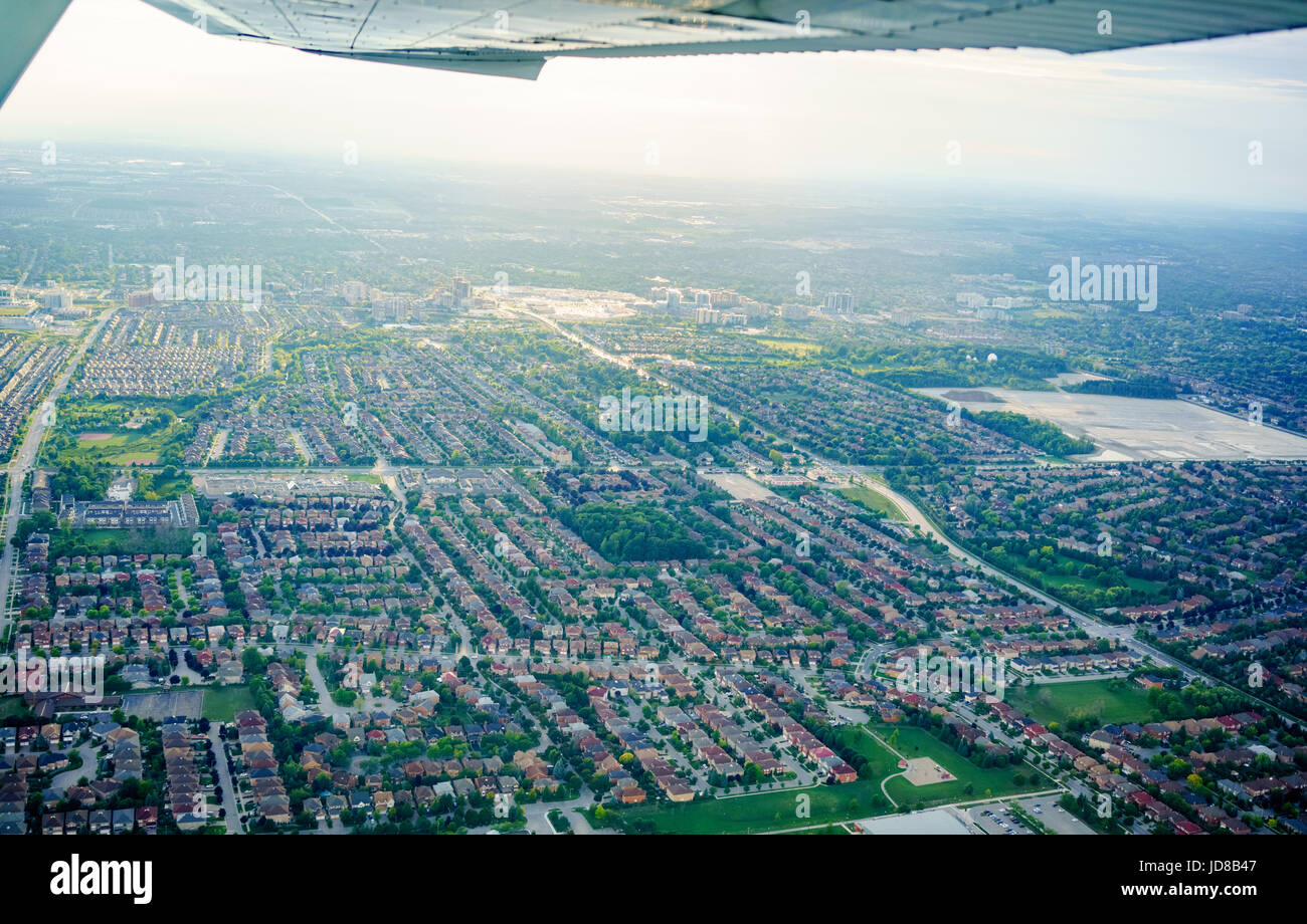 Erhöhten Blick von Flugzeugen der Wohn-Vorort, Toronto, Ontario, Kanada. Luftbild aus Ontario Kanada 2016 Stockfoto