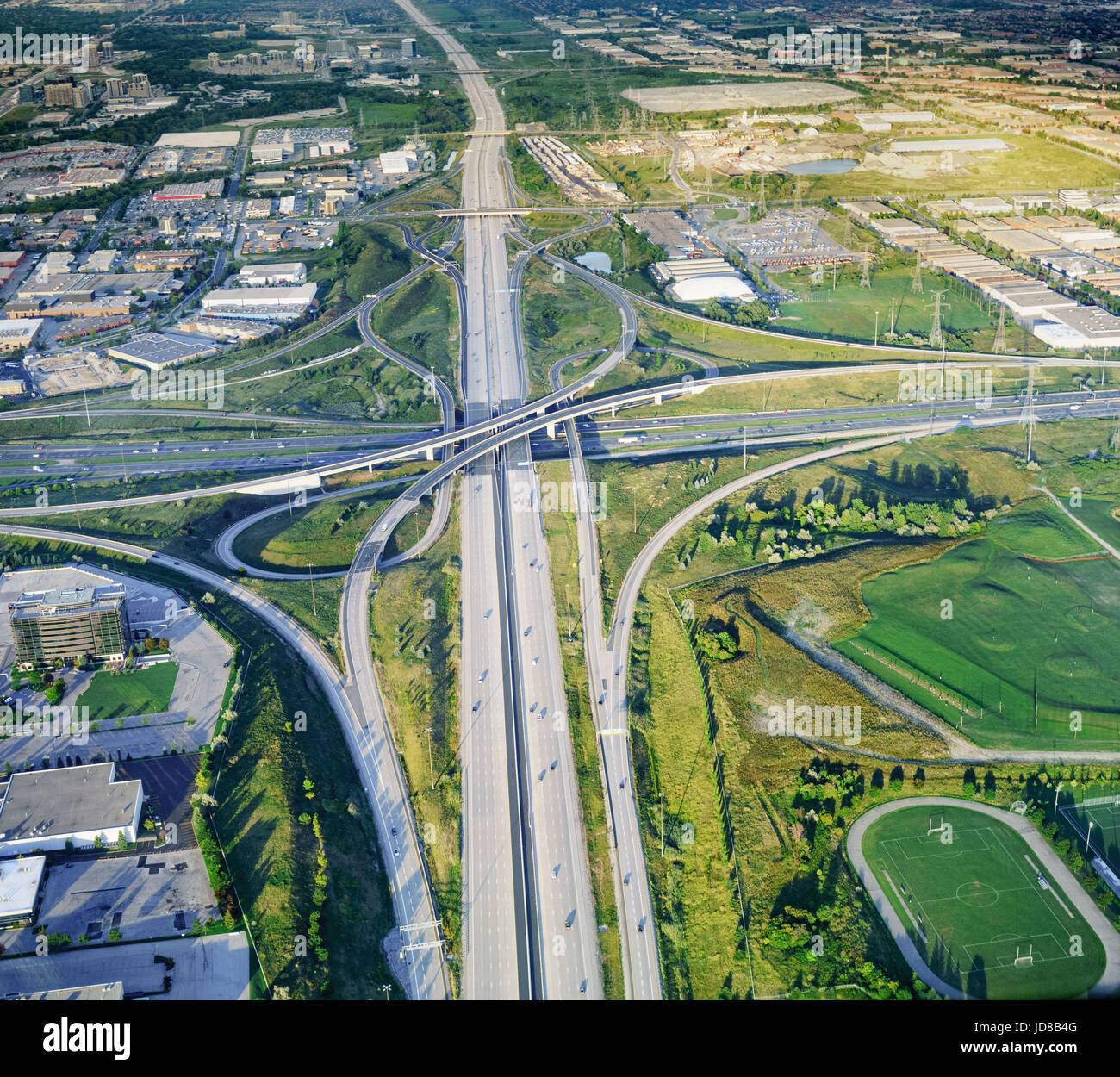 Luftbild von Überführungen und Autobahnen am Tag, Toronto, Ontario, Kanada. Luftbild aus Ontario Kanada 2016 Stockfoto