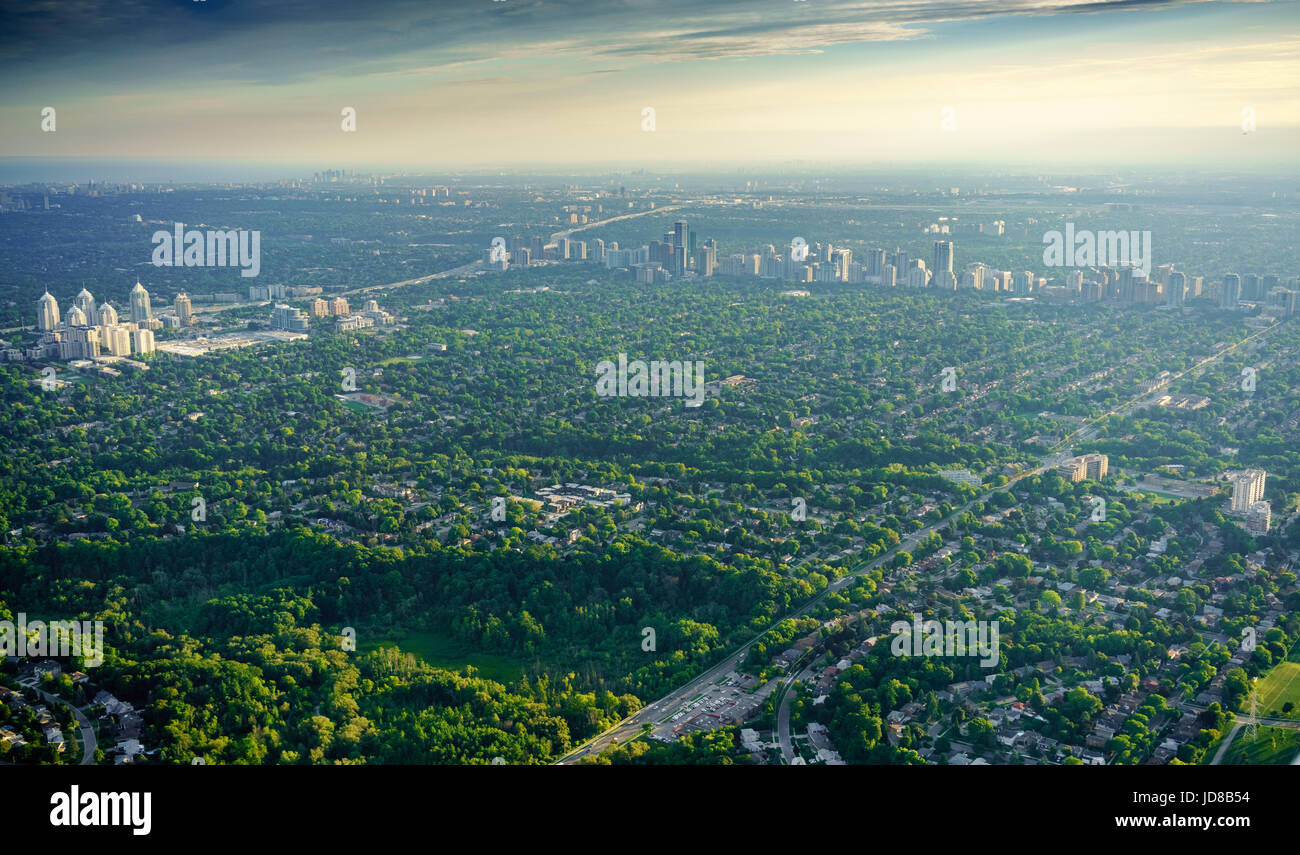 Erhöhten Blick auf Wohn Vororte und städtischen Gebieten, Toronto, Ontario, Kanada. Luftbild aus Ontario Kanada 2016 Stockfoto