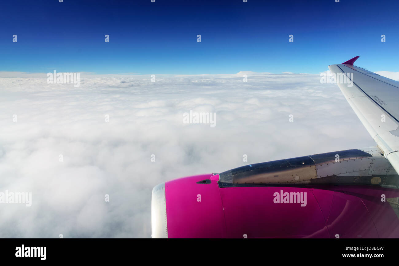 Teilabschnitt des rosa Flugzeugrumpf über den Wolken fliegen. Belgien-Europa Stockfoto