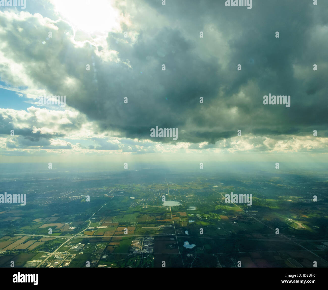 Luftaufnahme von Wolken hoch in den Himmel und Landschaft unterhalb, über Belgien. Belgien-Europa Stockfoto