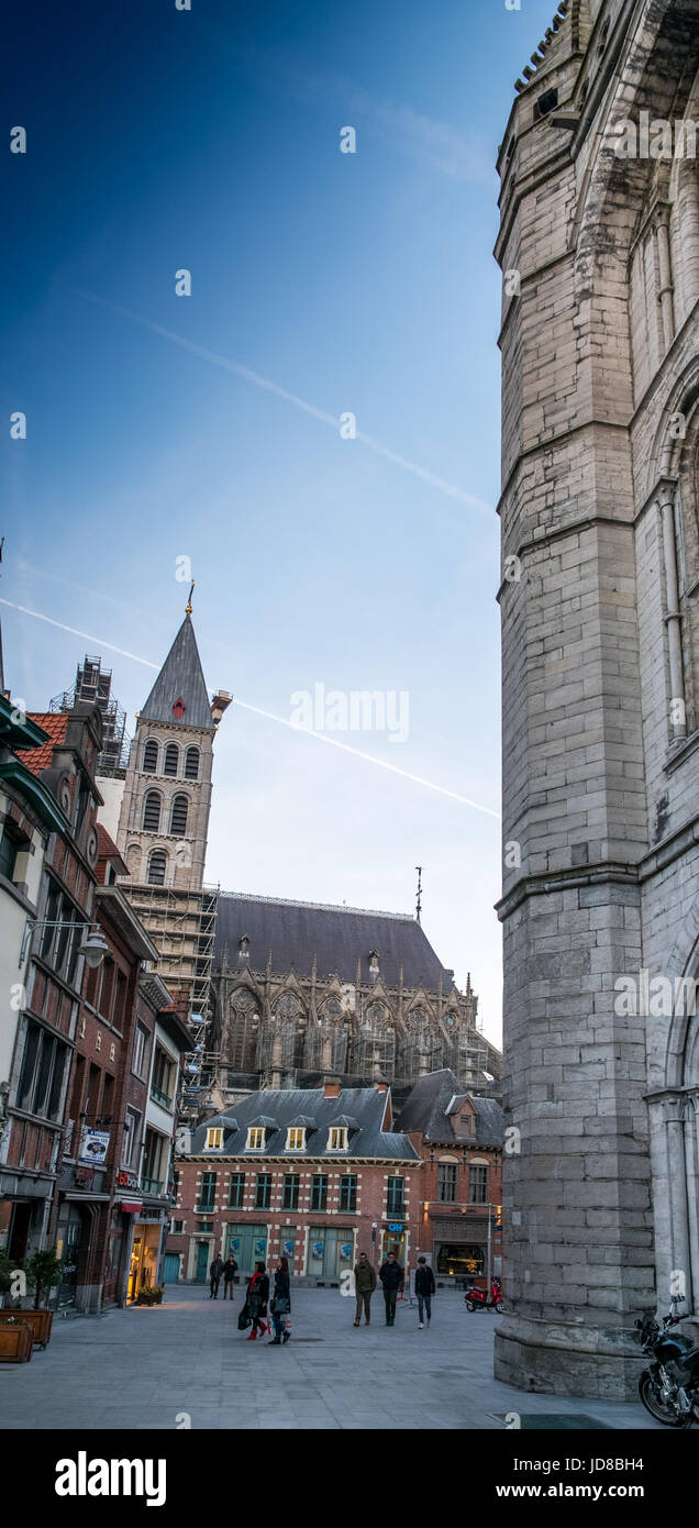 Panoramablick von Altbauten und Menschen im Hintergrund im Stadtzentrum von Belgien. alte Stadt Tournai Belgien-Europa Stockfoto