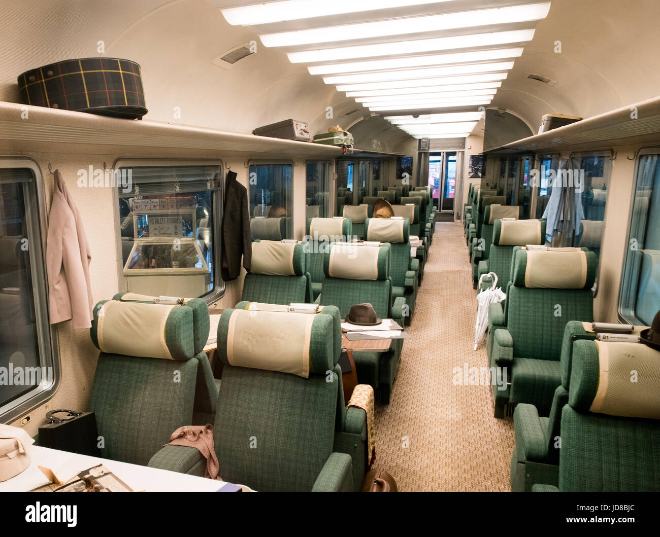 Grünen Sitze mit Kissen in Zug Wagen leer, Blick entlang Gang. Farbe Bild Bahn Transport Stockfoto
