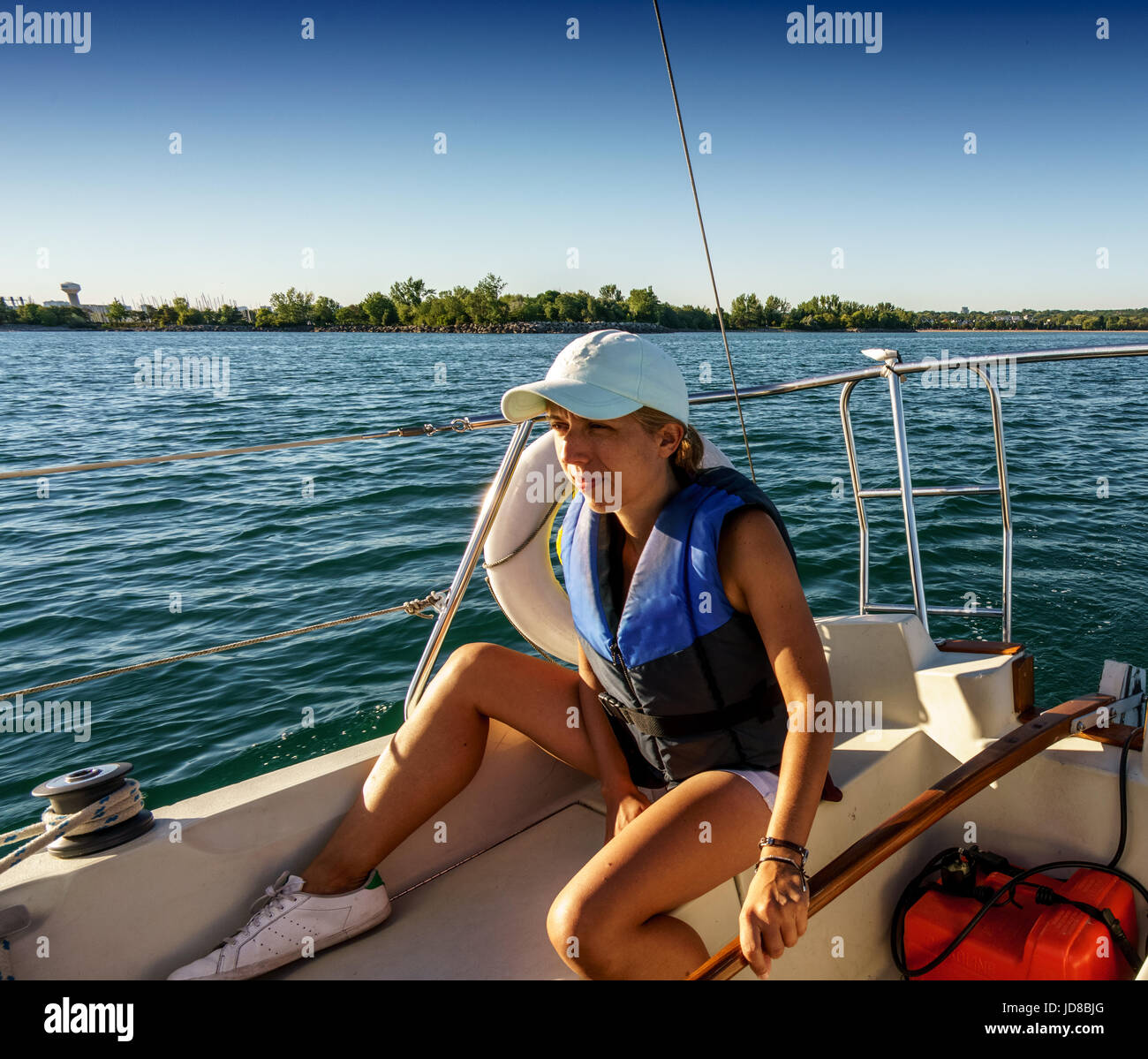 Frau auf Boot Schwimmweste tragen, im Segelboot, Toronto, Ontario, Kanada. Segeln Transport Toronto ontario Stockfoto