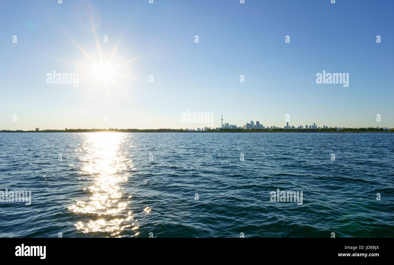 Entfernten Stadt Skyline mit Sonnenlicht auf Wasseroberfläche, Toronto, Ontario, Kanada. Segeln Transport Toronto ontario Stockfoto