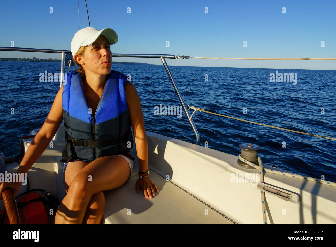 Frau im Blick auf das Meer, Segelboot Sonnentag. Segeln Transport Toronto ontario Stockfoto