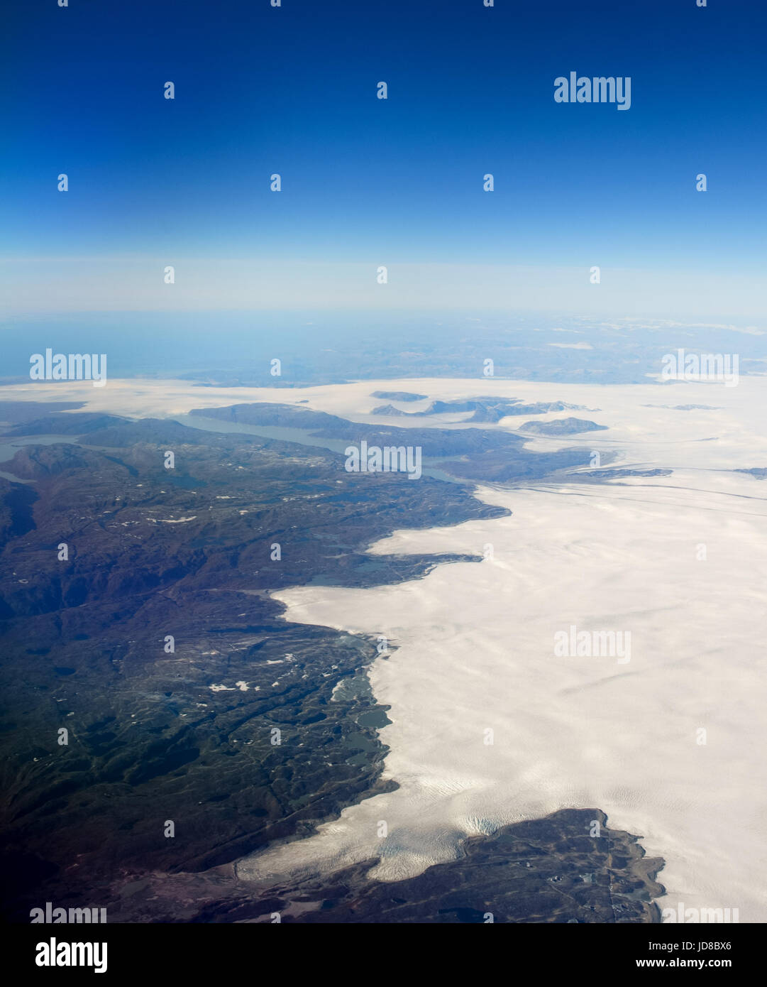 Luftaufnahme der Küste und Schnee bedeckt Landschaft, Island, Europa. Island-Natur 2017 Winterkälte Stockfoto