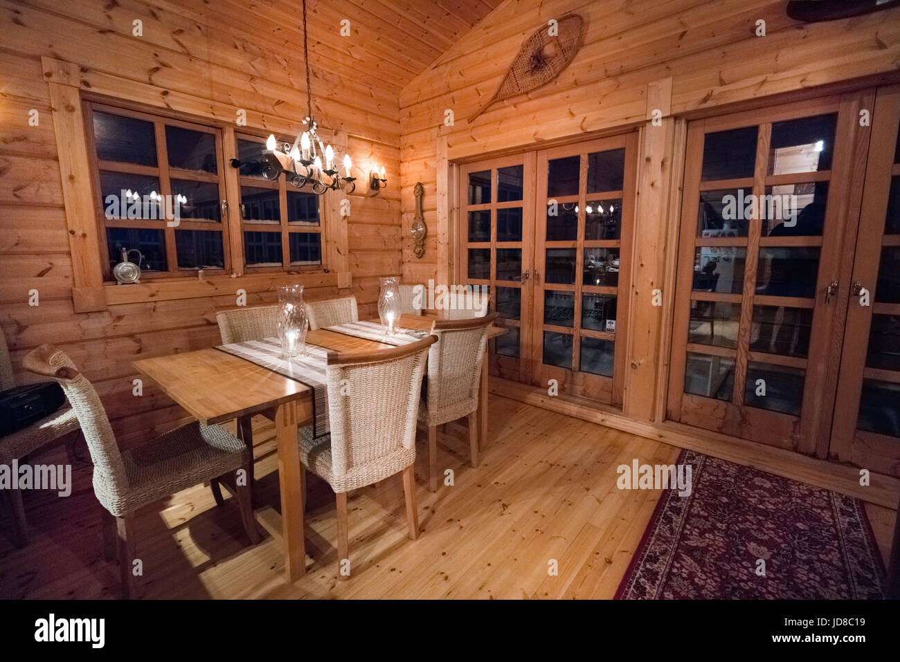 Gemütlicher Speisesaal im Blockhaus mit Holzmöbeln, Island, Europa. Island-Natur 2017 Winterkälte Stockfoto