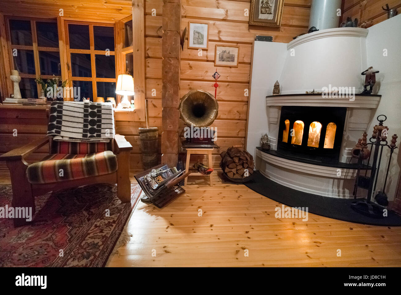 Gemütliches Wohnzimmer im Blockhaus und brennendes Feuer, Island, Europa. Island-Natur 2017 Winterkälte Stockfoto