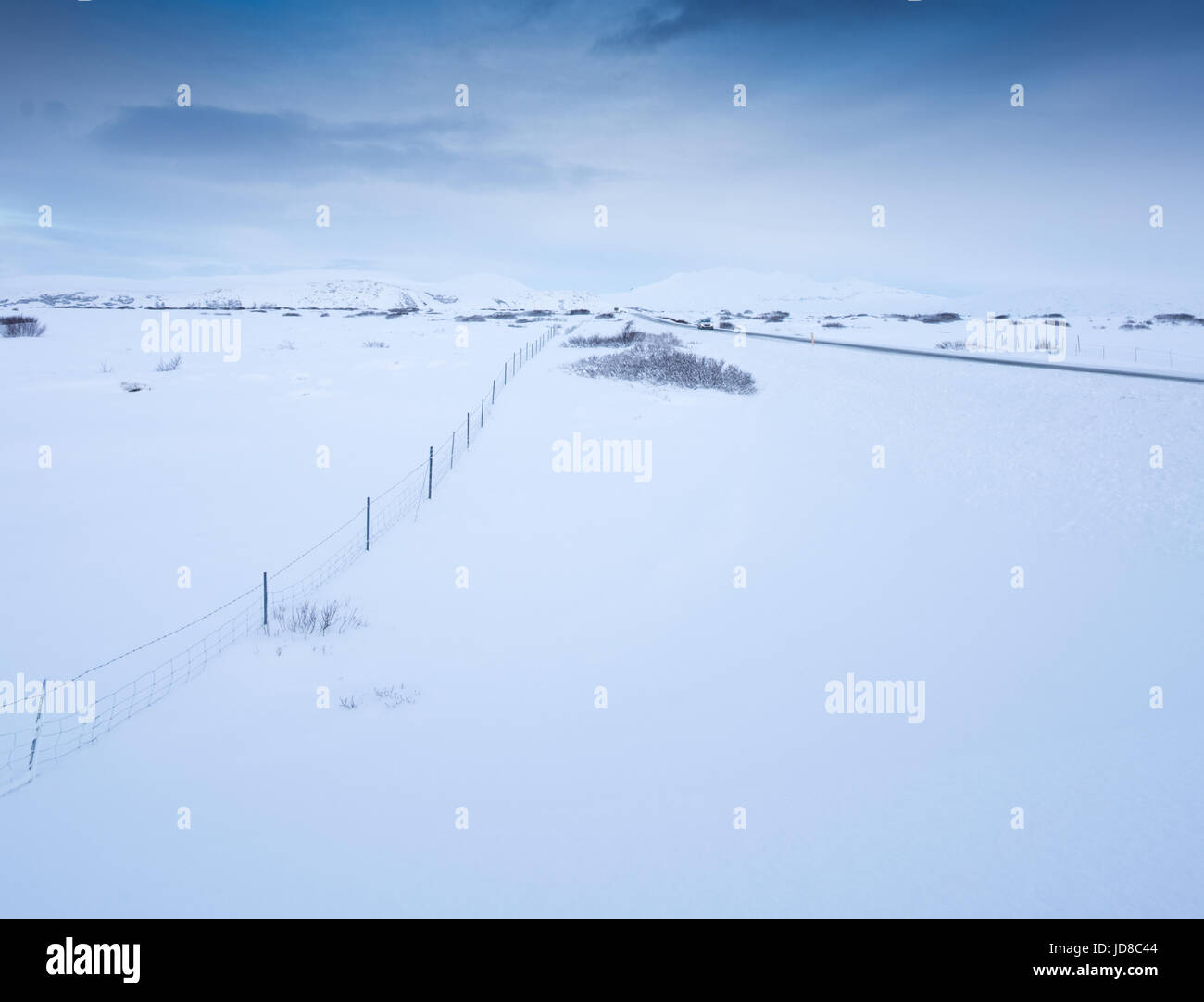 Tief verschneite Landschaft und Hill in Ferne, Island, Europa. Island-Natur 2017 Winterkälte Stockfoto