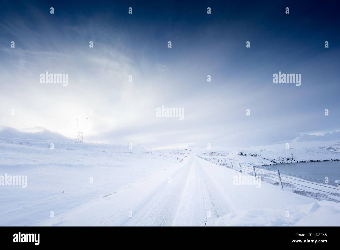 Tiefen schneebedeckte Straße und Landschaft bei Tag, Island, Europa. Island-Natur 2017 Winterkälte Stockfoto