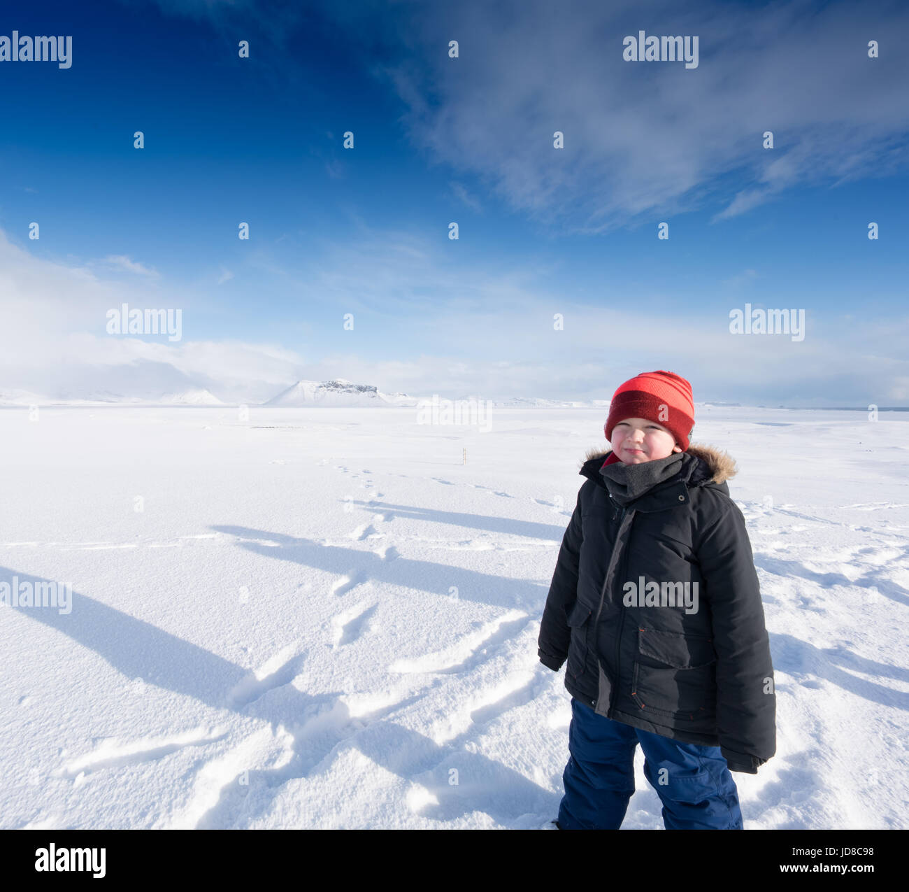Junge stand im Schnee bedeckt Landschaft von Tag, Island, Europa. Island-Natur 2017 Winterkälte Stockfoto