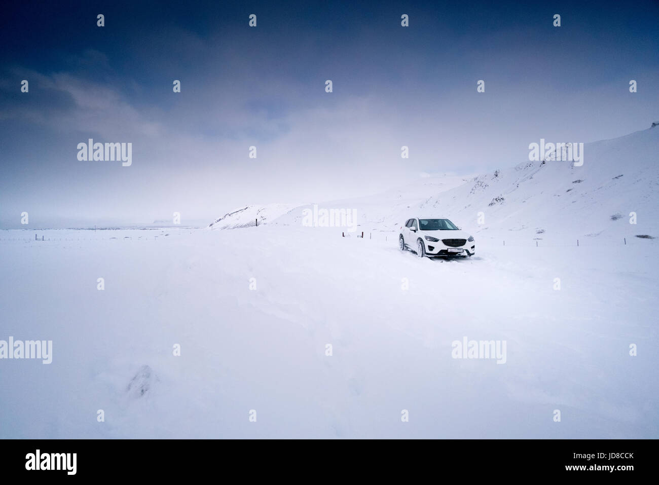 Stationären Auto auf Schnee bedeckt Landschaft bei Tag, Island, Europa. Island-Natur 2017 Winterkälte Stockfoto