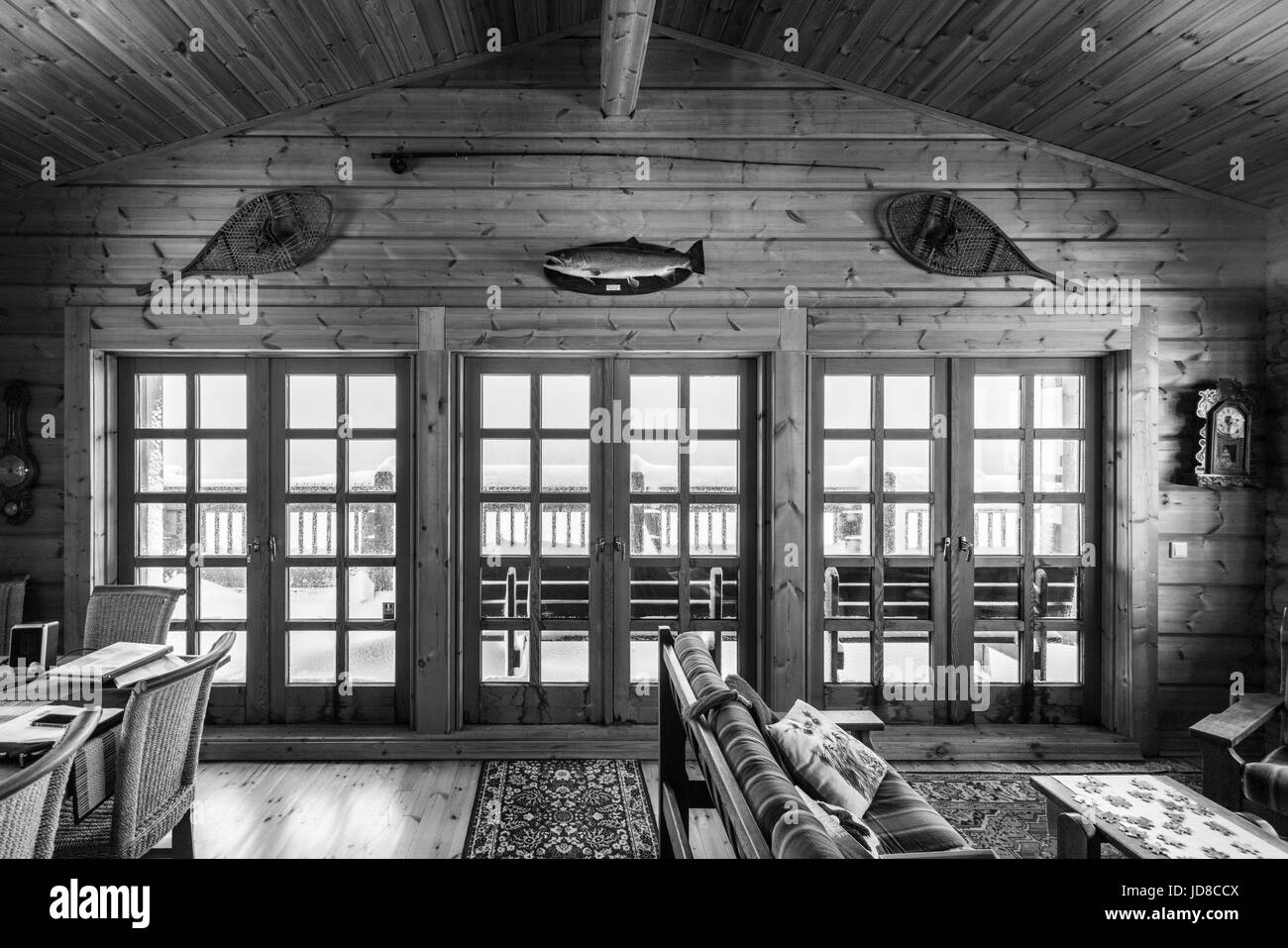 Holz verkleidet Lliving Zimmer und Türen im Blockhaus, Island, Europa. Island-Natur 2017 Winterkälte Stockfoto