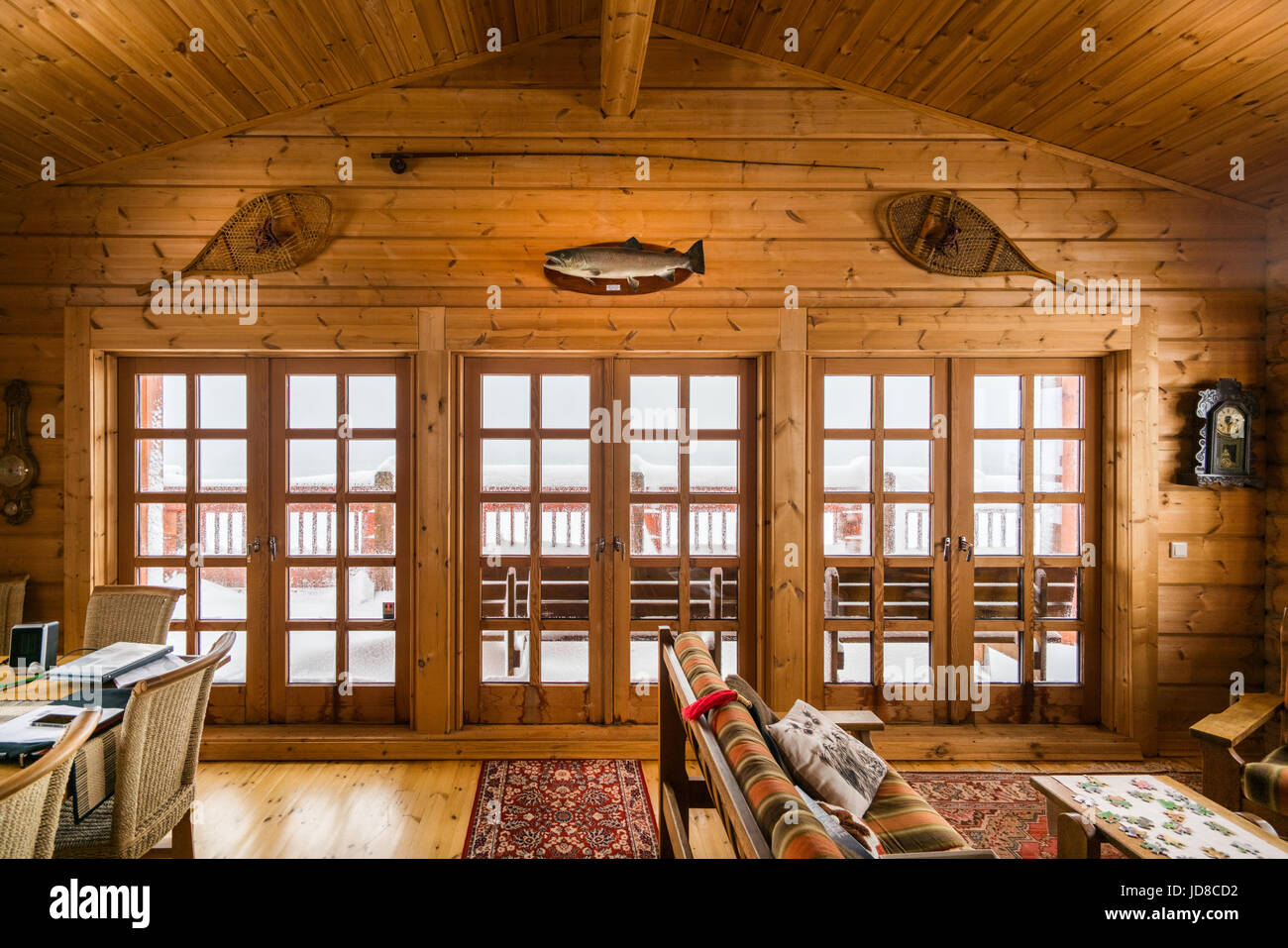 Holz verkleidet Lliving Zimmer und Türen im Blockhaus, Island, Europa. Island-Natur 2017 Winterkälte Stockfoto